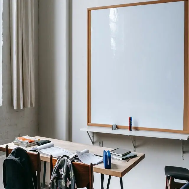 desk-640x480-69244954.jpeg