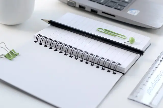 desk-640x480-28129658.jpeg