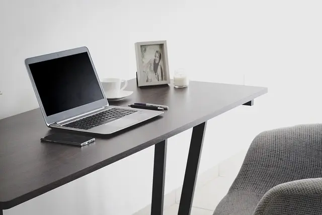 desk-640x480-31113318.jpeg
