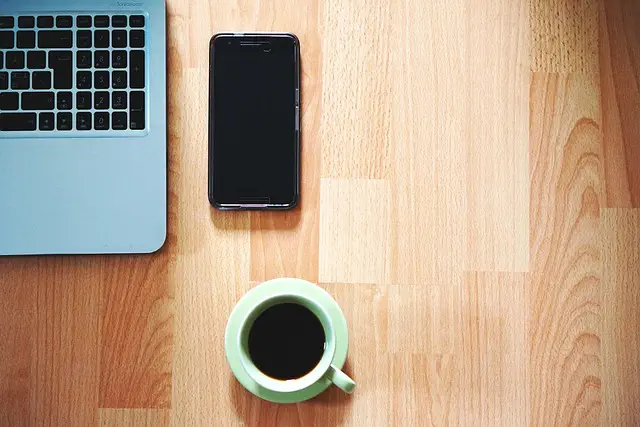 desk-640x480-41024237.jpeg