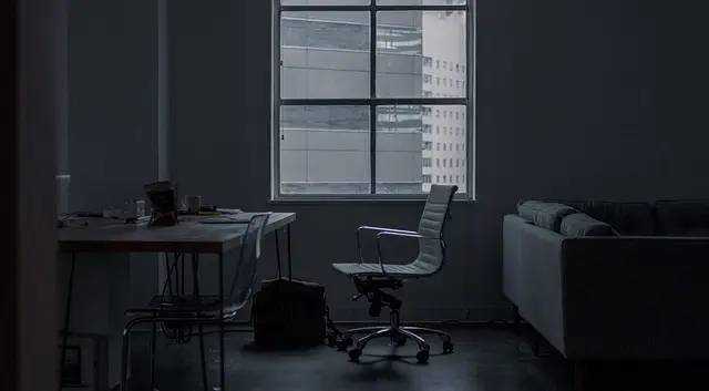 desk-640x480-51837608.jpeg