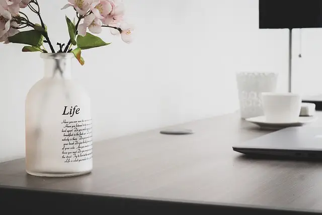 desk-640x480-57071509.jpeg