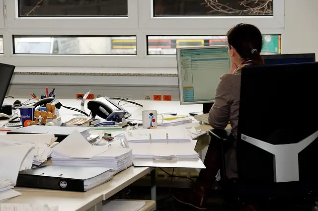 desk-640x480-62382954.jpeg