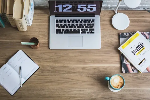 desk-640x480-71776494.jpeg