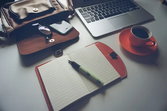 desk-640x480-92146347.jpeg
