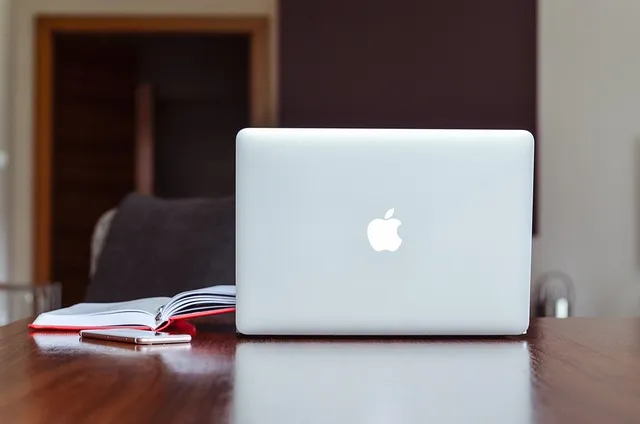 desk-640x480-15585508.jpeg