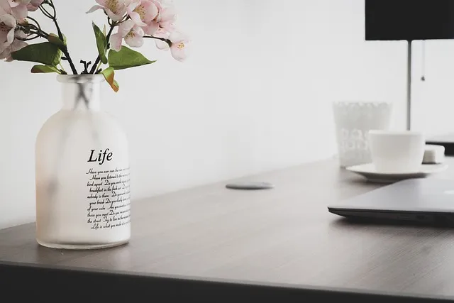 desk-640x480-46513883.jpeg
