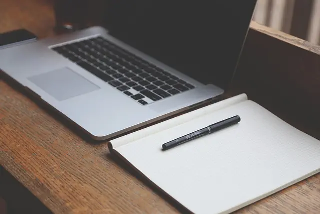desk-640x480-47098347.jpeg