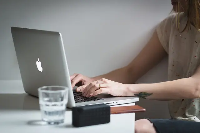 desk-640x480-47324643.jpeg