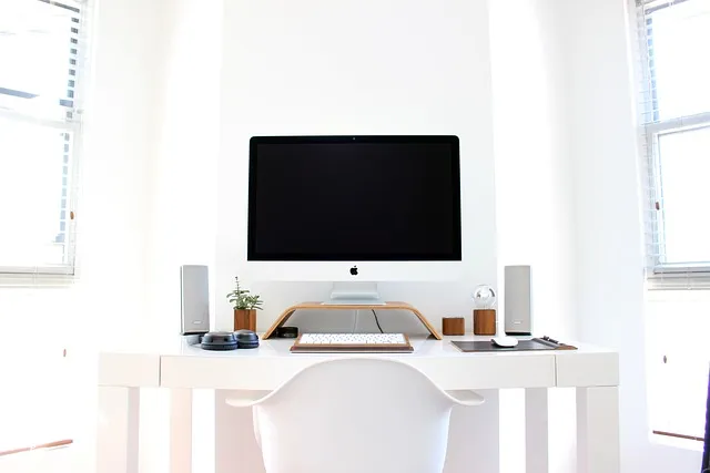 desk-640x480-69666848.jpeg