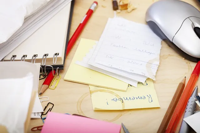 desk-640x480-43153088.jpeg