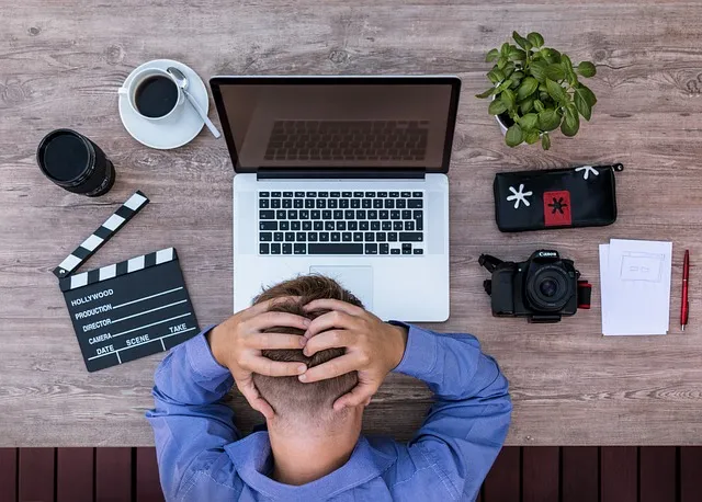 desk-640x480-24588681.jpeg