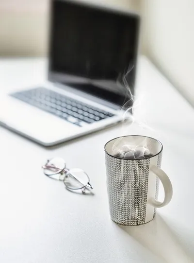 desk-640x480-34265526.jpeg