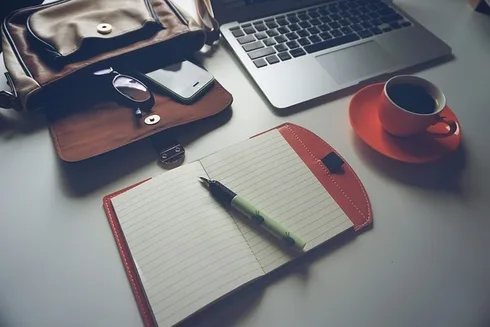 desk-640x480-92146347.jpeg